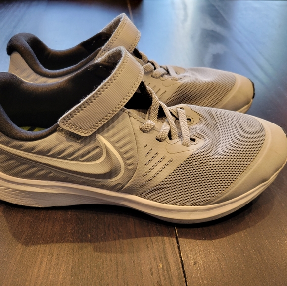 Kids Nike Shoes size 3 - Picture 2 of 4